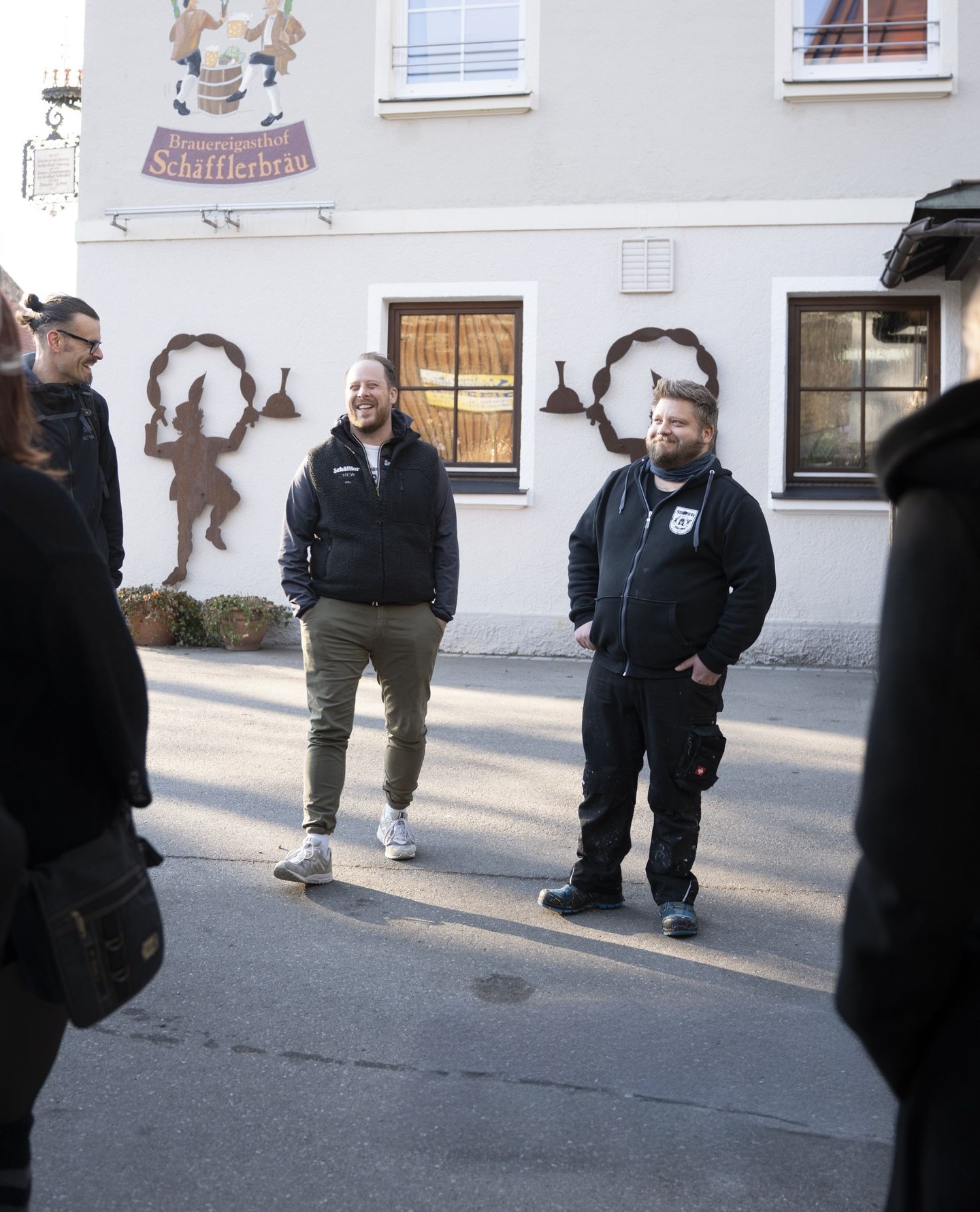 Schulbank gegen Sudkessel getauscht⁠
⁠
Letztens hatten wir Besuch vom Hildegardis-Gymnasium aus Kempten – und da wurde nicht nur zugeschaut, sondern direkt selbst angepackt.⁠
⁠
Gemeinsam mit unserem Brauer Gordian haben die Schüler ihr eigenes Bier g