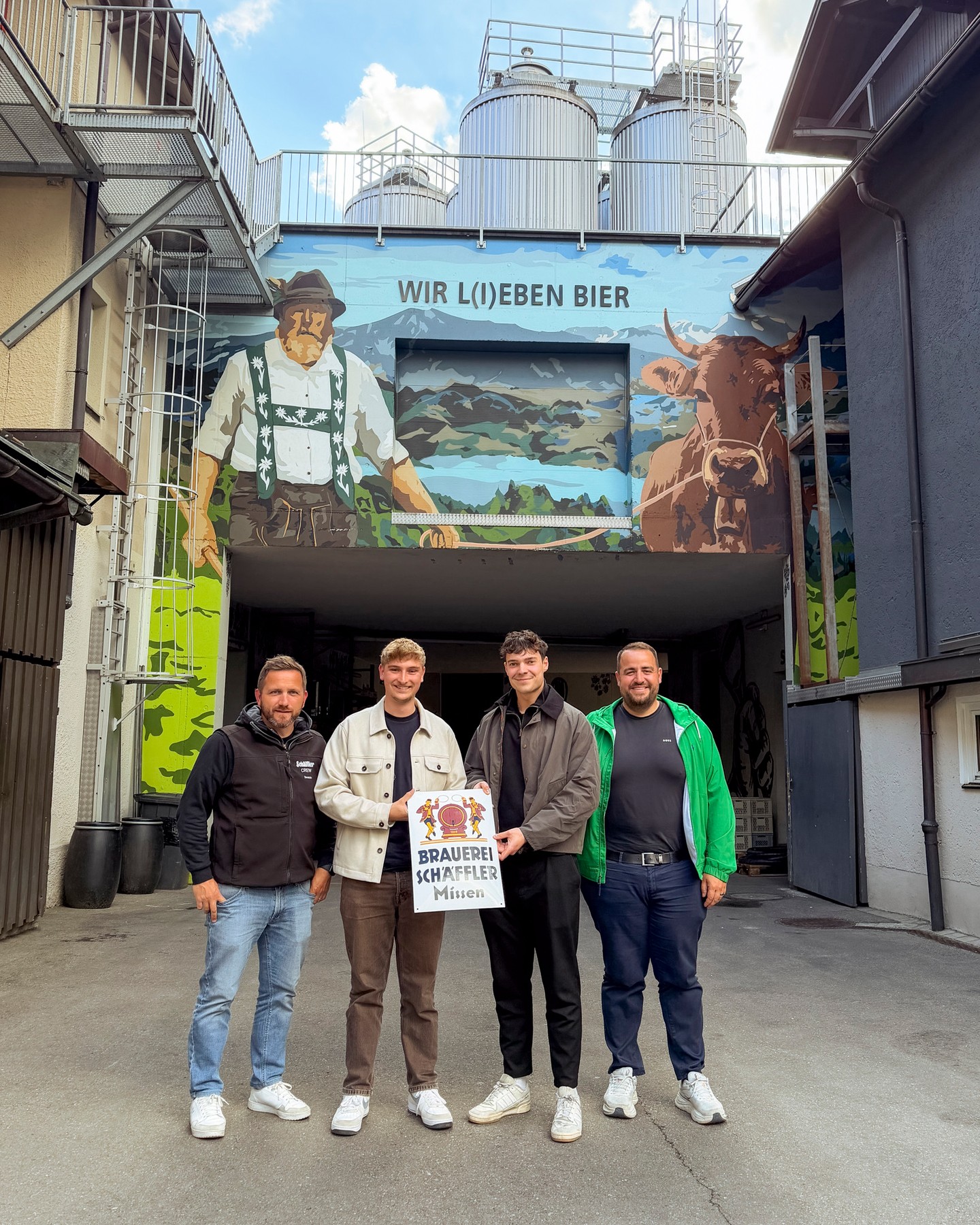 Neu auf der Allgäuer Festwoche: das Weizenkarussell - s`Drehstüble⁠
⁠
Dieses Jahr dreht sich auf der Festwoche wortwörtlich alles ums Weizenbier. ⁠
⁠
Mit dem „s`Drehstübele“ bringen Maurin und Timo zum ersten Mal ein ganz besonderes Highlight auf die