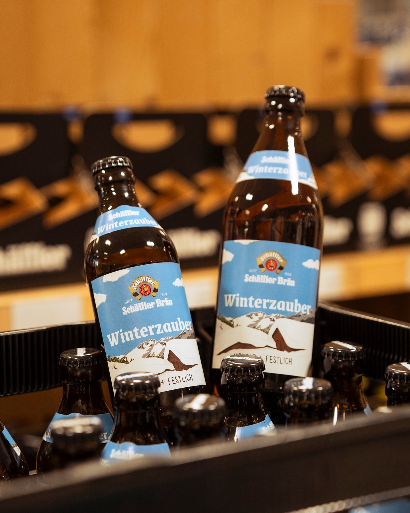 Da ist er wieder: unser Schäffler Winterzauber. ✨?⁠
⁠
Ab sofort findet ihr unseren Winterzauber wieder im Handel.⁠
⁠
Gebraut für die Zeit, in der’s draußen kälter wird und drinnen umso gemütlicher. Vollmundig, malzig und genau das Richtige für Feiera
