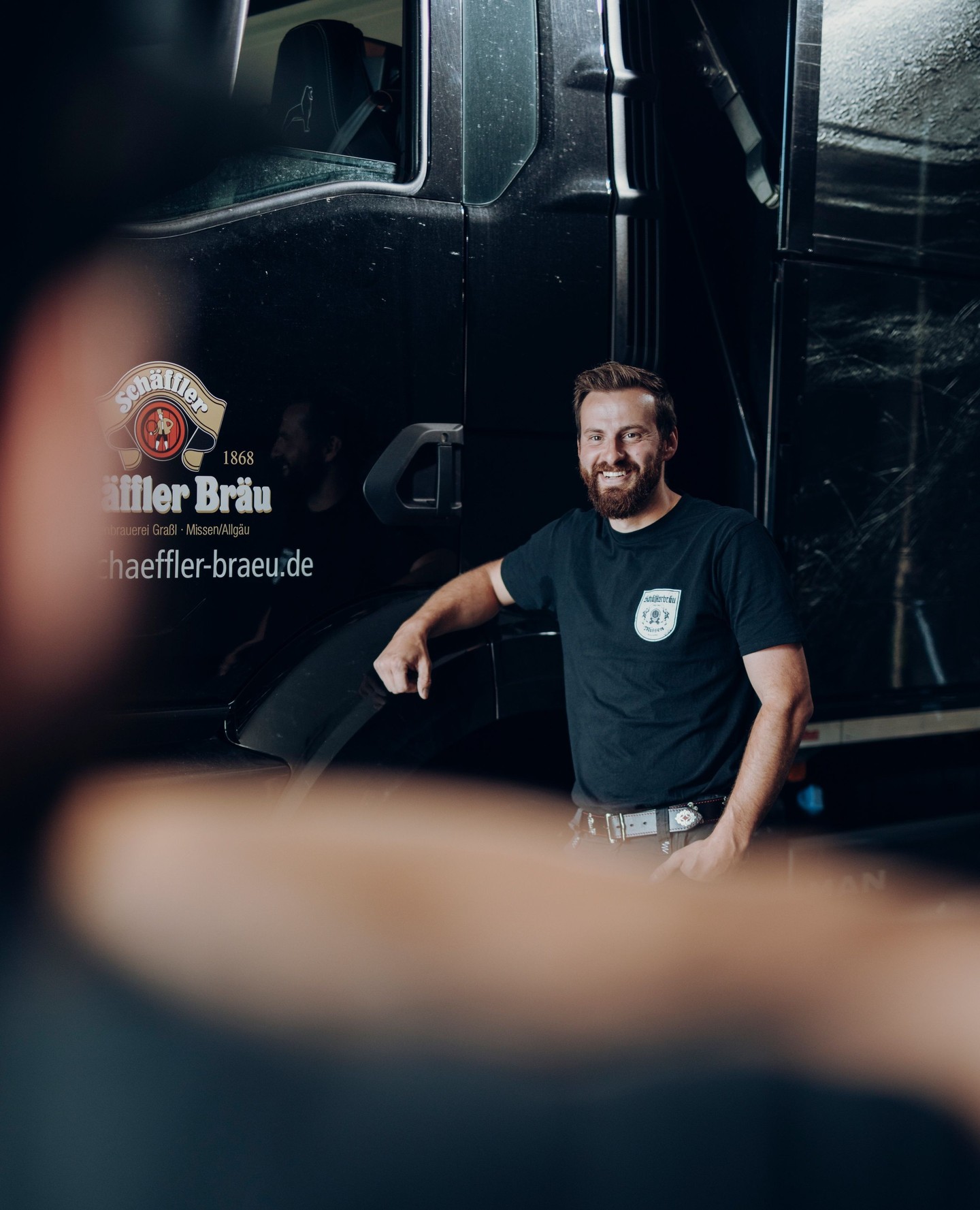 LKW Fahrer (M/W/D) gesucht: ⁠
⁠
Du hast Bock auf ein schlagkräftiges Team, Top Kollegen und willst was reißen? Dann komm in die Schäffler Crew. ⁠
⁠
Wir sind die Brauerei Schäffler, uns gibts seit fast 160 Jahren. Seitdem gehts uns drum Spaß und Freud