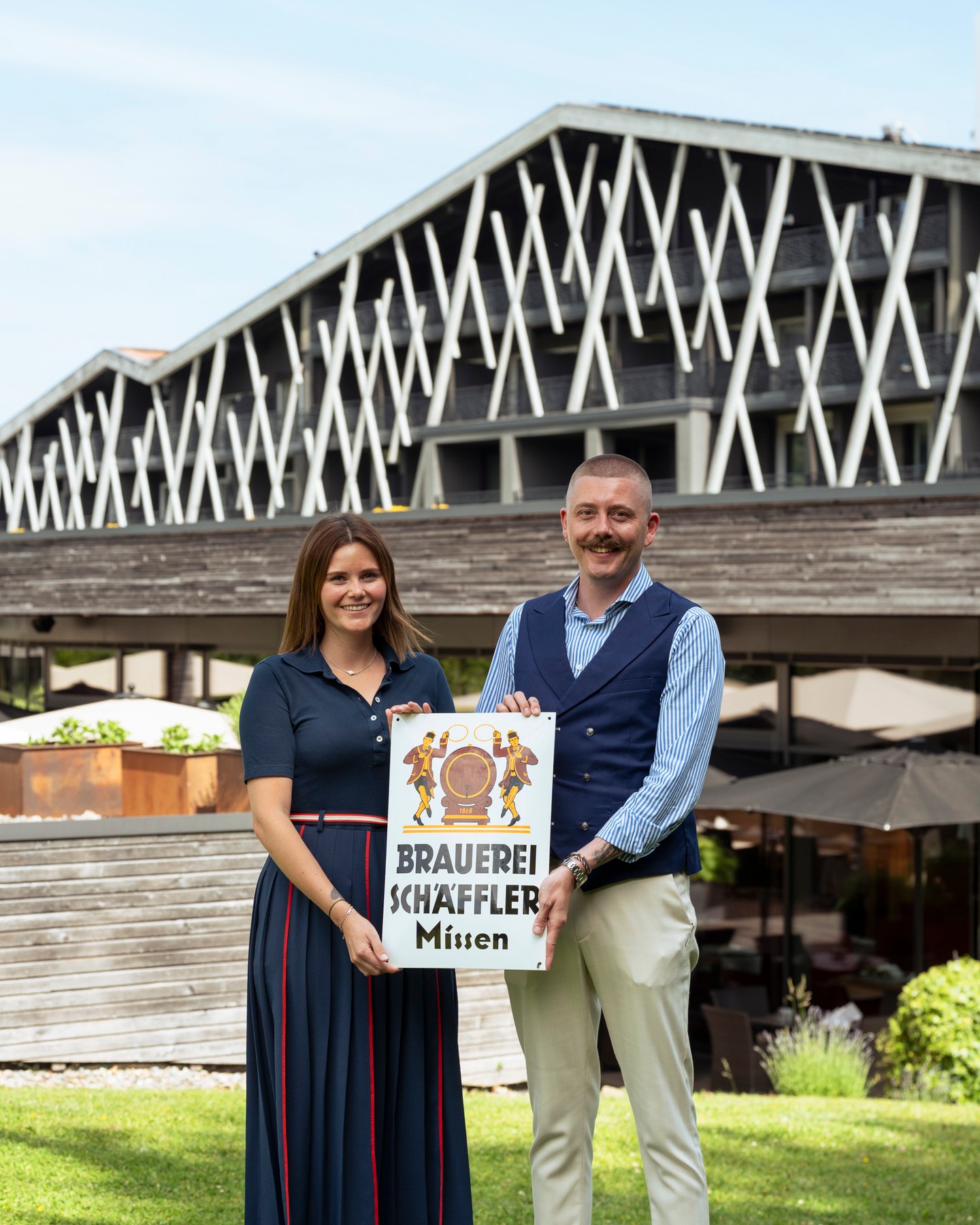 Schäffler Bräu X Rosenalp⁠
⁠
3 Generationen, die an einem Strang ziehen.⁠
3 Generationen mit Herz, Leidenschaft und ganz viel Gespür fürs Detail.⁠
⁠
Mit Philip, Lucas und Franzi weht bereits frischer Wind in der Rosenalp in Oberstaufen — einem Haus, 