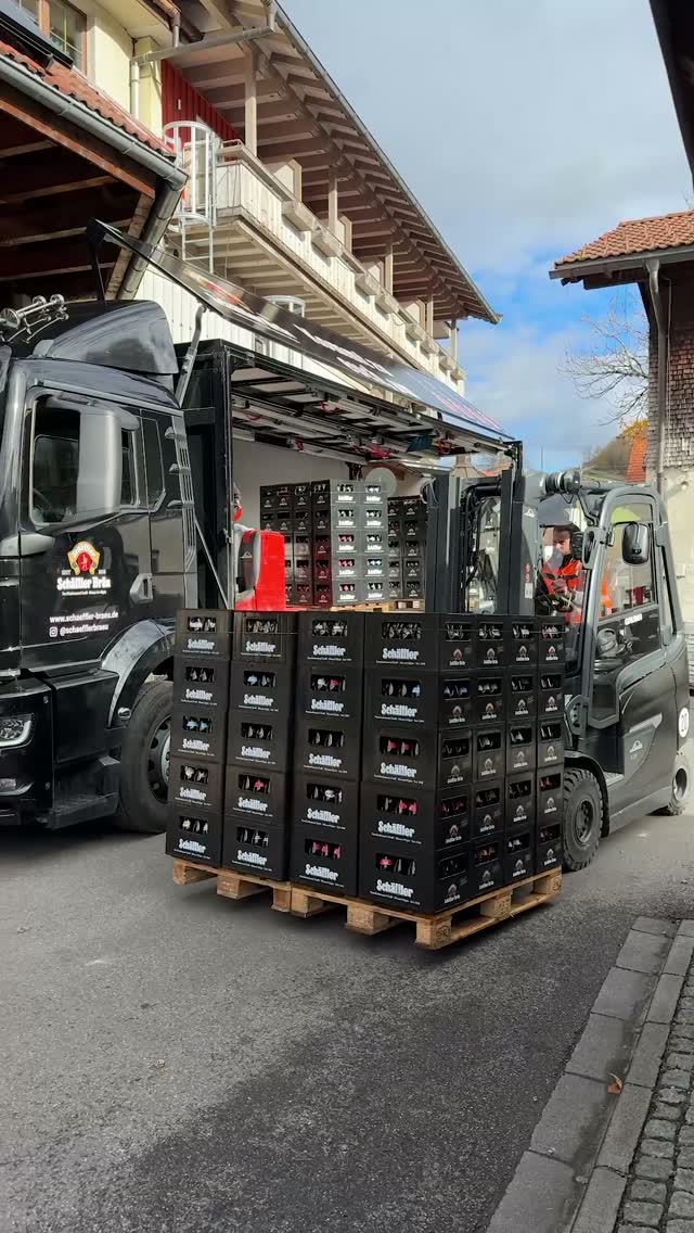 Eine Flasche. Viele Leben. ♻️⁠
⁠
Was passiert eigentlich mit deiner Mehrwegflasche, nachdem du sie zurückgegeben hast?⁠
⁠
Sie wird sortiert, gründlich gereinigt, kontrolliert und anschließend neu befüllt – bereit für die nächste Runde. So bleibt sie 