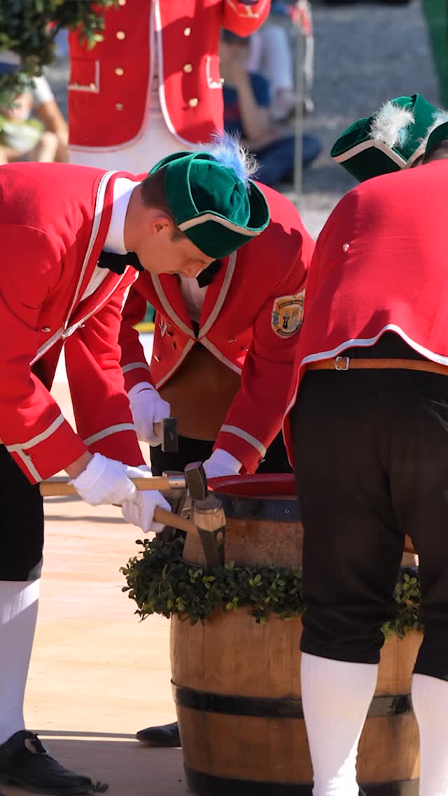 Schäfflertanz Nonnenhorn 

Vergangenes Wochenende war es soweit, die Premiere des Schäfflertanz in Nonnenhorn stand an.
Die letzten 6-8 Monate probten die Nonnenhorner jeden Freitag für diesen Auftritt.

Und das Ergebnis?
Ein Auftritt, der sich mehr 