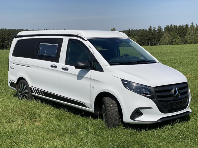 Der Mercedes Vito Camper. Kompakt mit 5,14 Metern Länge; unter 2 Metern Höhe und mit hohem Aufstelldach-Hub 