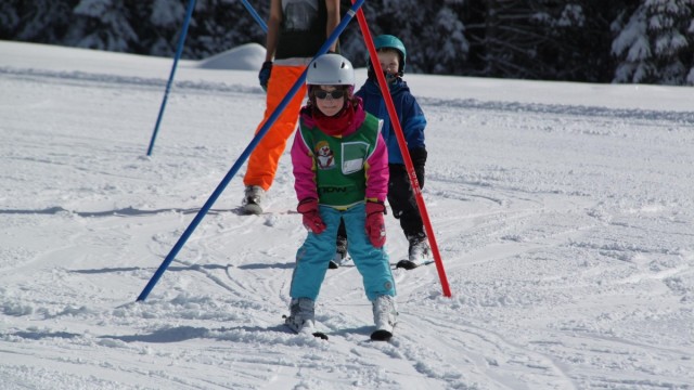Kinder beim Skifahren 