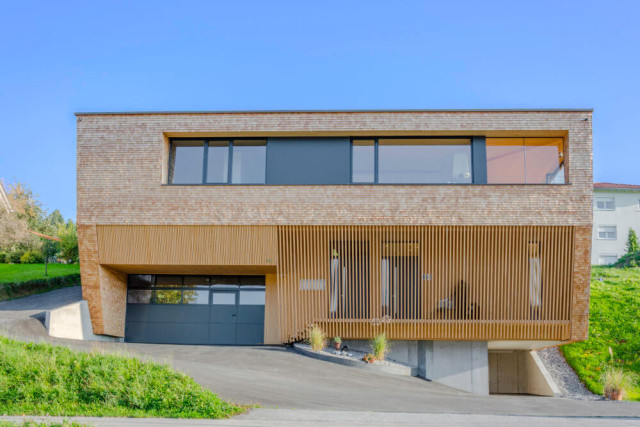 Modernes Hanghaus aus Holz mit Lamellenfassade 