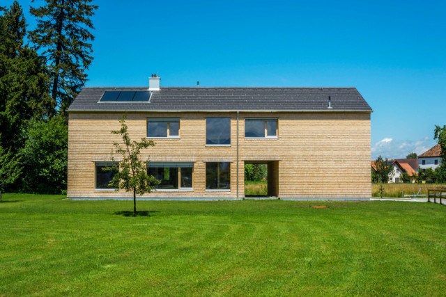 Schlichtes Holzhaus mit minimalistischer Architektur 