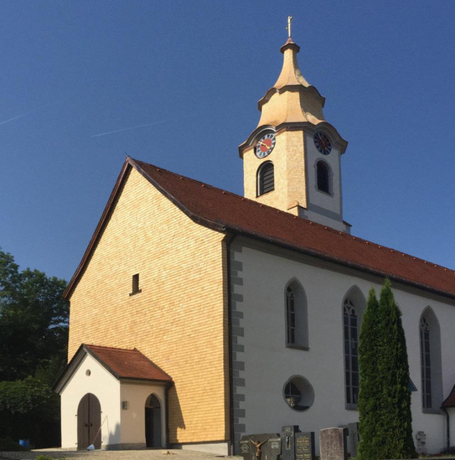 Schindelarbeiten an Fassade der Kirche in Niedersonthofen 