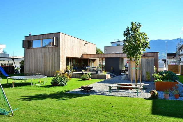 Modernes Einfamilienhaus aus Holz mit Garten 