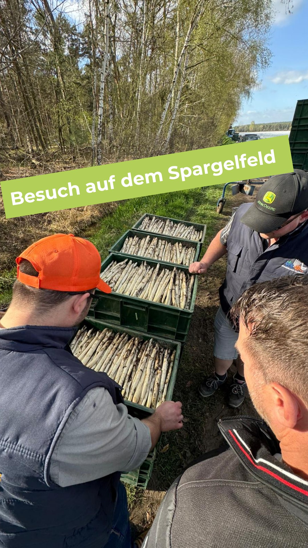 Wir haben die Berliner Stadtgrenze kurz verlassen und unseren Spargellieferanten spargelhof_klaistow in Beelitz besucht. 

Vom Stich auf dem Feld (gar nicht so einfach) bis in die Produktionshallen. ??
Es ist beeindruckend zu sehen, mit welcher Gesch