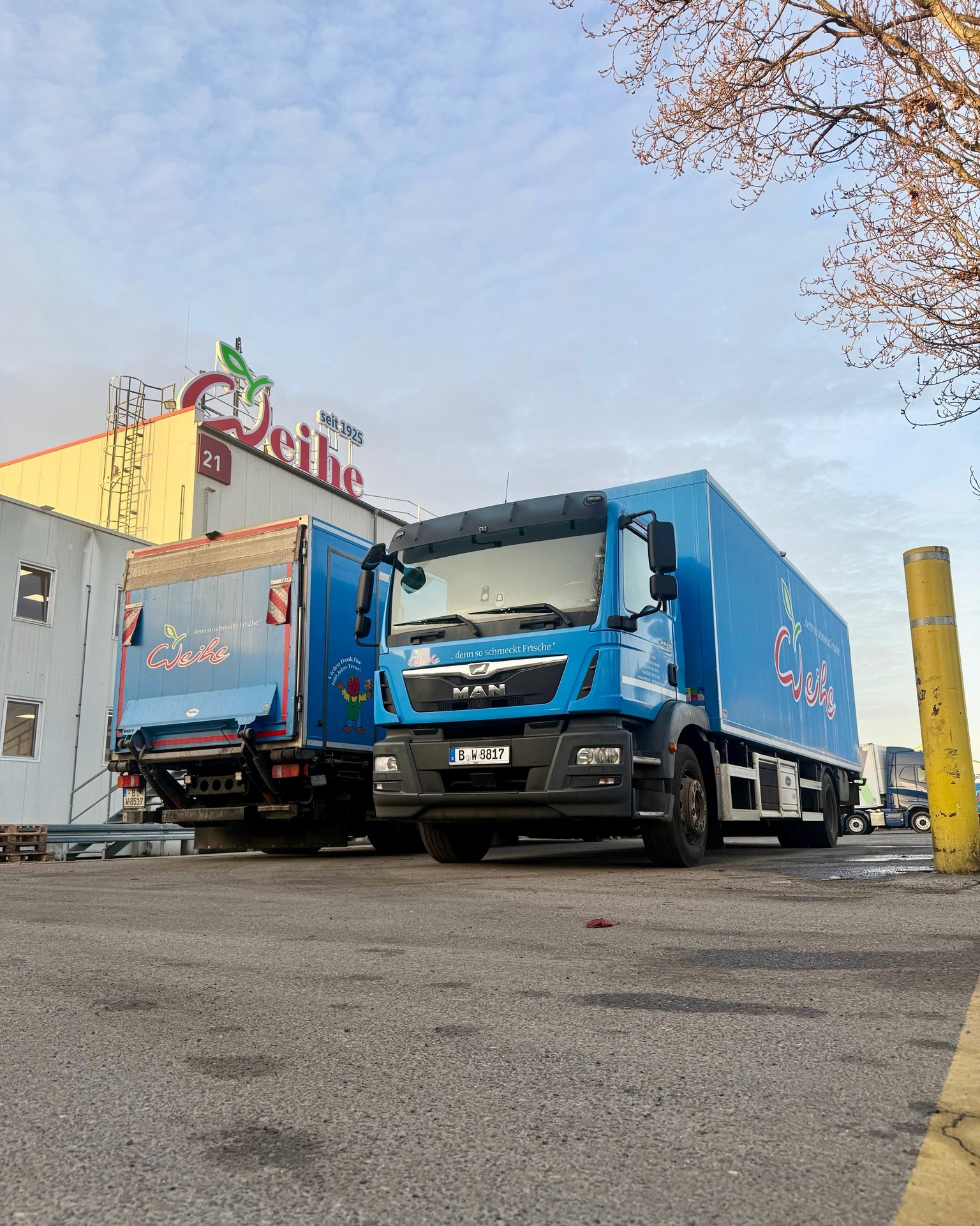 Freitag Nachmittag, unsere LKWs stehen wieder auf dem Hof. Feierabend! Wir wünschen euch ein erholsames Wochenende. ??