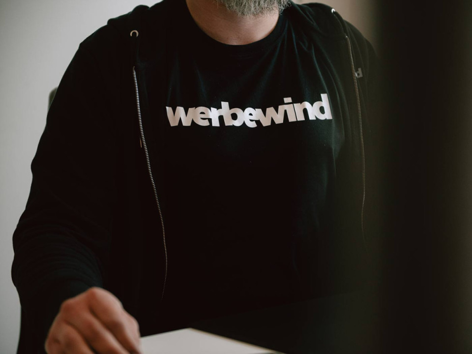 Teammitglied von Werbewind am Arbeitsplatz in der Agentur 